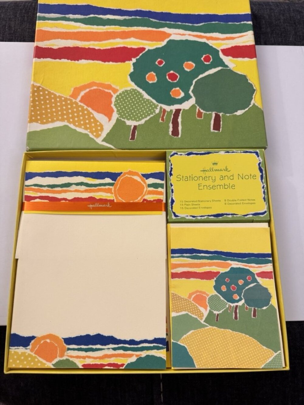 Vintage Box Of Stationary Paper Envelope Notes Rainbow Trees Hallmark New J19